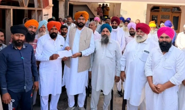 ਗ੍ਰਾਮ ਪੰਚਾਇਤਾਂ ‘ਚ ਗ੍ਰਾਂਟ ਦੇ ਚੈੱਕ ਵਿਕਾਸ ਕਾਰਜਾਂ ਲਈ ਤਕਸੀਮ ਕਰਦੇ ਹੋਏ ਵਿਧਾਇਕ ਕੁਲਦੀਪ ਸਿੰਘ ਧਾਲੀਵਾਲ।