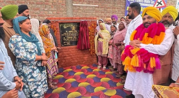 ਵਿਕਾਸ ਕਾਰਜਾਂ ਦੀ ਸ਼ੁਰੂਆਤ ਕਰਵਾਉਂਦੇ ਲੋਕ ਨਿਰਮਾਣ ਮੰਤਰੀ ਹਰਭਜਨ ਸਿੰਘ ਈ.ਟੀ.ਓ