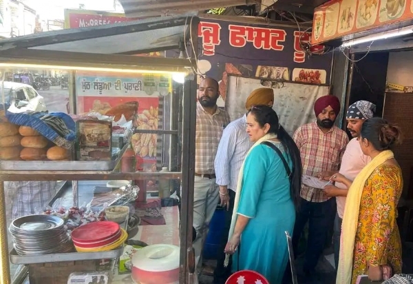 ਸਟ੍ਰੀਟ ਫੂਡ ਵਿਕਰੇਤਾਵਾਂ ਦੀ ਚੈਕਿੰਗ ਕਰਦੀ ਫੂਡ ਸੇਫਟੀ ਵਿੰਗ ਦੀ ਟੀਮ