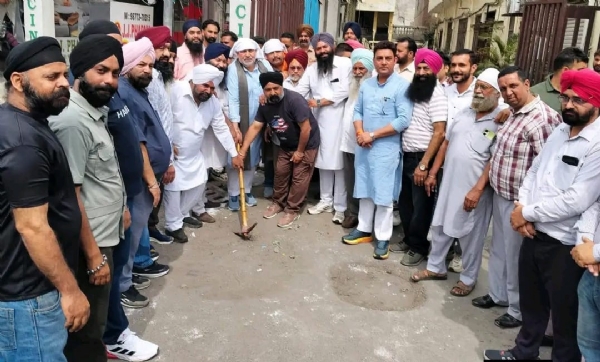 ਵਿਕਾਸ ਪ੍ਰੋਜੈਕਟਾਂ ਦੀ ਸ਼ੁਰੂਆਤ ਕਰਵਾਉਂਦੇ ਵਿਧਾਇਕ ਅਸ਼ੋਕ ਪਰਾਸ਼ਰ ਪੱਪੀ