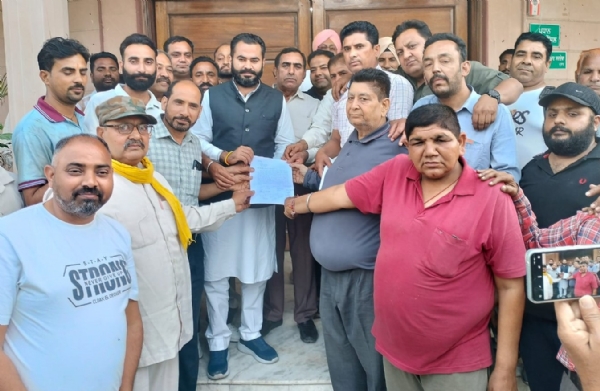 ਬਸ ਸਟੈਂਡ ਸ਼ਿਫਟ ਨਾ ਕਰਨ ਸਬੰਧੀ ਫਾਜ਼ਿਲਕਾ ਹਲਕੇ ਦਾ ਵਪਾਰੀ ਵਰਗ ਦਾ ਵੱਡਾ ਵਫਦ ਵਿਧਾਇਕ ਫਾਜ਼ਿਲਕਾ ਨਰਿੰਦਰ ਪਾਲ ਸਿੰਘ ਸਵਨਾ ਨੂੰ ਮਿਲਿਆ।