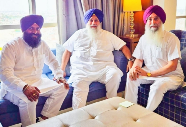 ਹਲਕਾ ਇੰਚਾਰਜ ਰਵਿੰਦਰ ਸਿੰਘ ਬ੍ਰਹਮਪੁਰਾ ਅਤੇ ਚੇਅਰਮੈਨ ਗੁਰਸੇਵਕ ਸਿੰਘ ਸ਼ੇਖ ਪਾਰਟੀ ਪ੍ਰਧਾਨ ਸੁਖਬੀਰ ਸਿੰਘ ਬਾਦਲ ਨਾਲ ਹਲਕੇ ਸਬੰਧੀ ਅਹਿਮ ਮਸਲਿਆਂ ‘ਤੇ ਵਿਚਾਰ ਕਰਦੇ ਹੋਏ।