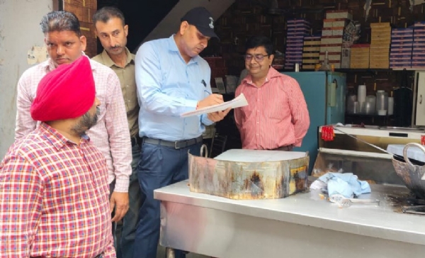 ਖੁਰਾਕ ਅਤੇ ਸਿਵਲ ਸਪਲਾਈ ਵਿਭਾਗ ਦੀਆਂ ਟੀਮਾਂ ਪਟਿਆਲਾ ਜ਼ਿਲ੍ਹੇ ਵਿੱਚ ਛਾਪੇਮਾਰੀ ਕਰਨ ਸਮੇਂ।