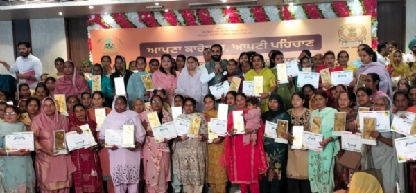 ਸਮਾਗਮ ਦੌਰਾਨ ਵਿਧਾਇਕ ਨਰਿੰਦਰ ਪਾਲ ਸਿੰਘ ਸਵਨਾ ਅਤੇ ਹੋਰ ਔਰਤਾਂ ਦਾ ਸਨਮਾਨ ਕਰਦੇ ਹੋਏ।