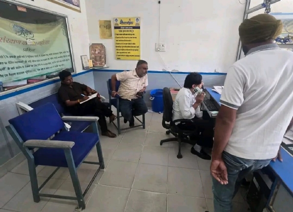 ਜ਼ਿਲ੍ਹਾ ਖੁਰਾਕ ਅਤੇ ਸਪਲਾਈ ਕੰਟਰੋਲ ਮੁਲਾਜ਼ਮ ਏਜੰਸੀ ’ਚ ਚੈਕਿੰਗ ਕਰਦੇ ਹੋਏ।