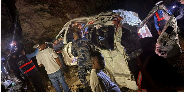 ਗੋਰਖਾ ਜ਼ਿਲ੍ਹੇ ਵਿੱਚ ਸੜਕ ਹਾਦਸੇ ਦੀ ਸੂਚਨਾ ਮਿਲਦੇ ਹੀ ਲੋਕ ਰਾਹਤ ਅਤੇ ਬਚਾਅ ਕਾਰਜਾਂ ਵਿੱਚ ਜੁਟ ਗਏ।