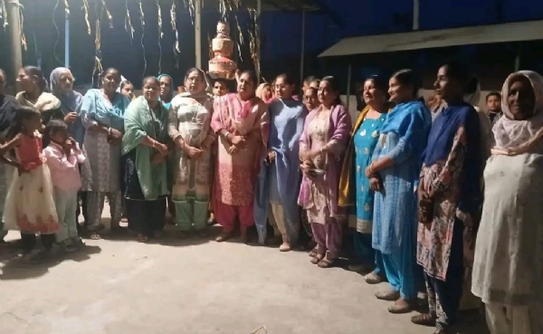 ਮਾਵਾਂ-ਧੀਆਂ ਸਤਿਕਾਰ ਯੋਜਨਾ ਦੀ ਖੁਸ਼ੀ ਵਿੱਚ ਔਰਤਾਂ ਨੇ ਜਾਗੋ ਕੱਢ ਕੇ ਖੁਸ਼ੀ ਮਨਾਈ