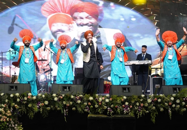 ਰਣਜੀਤ ਬਾਵਾ ਨੇ ਆਪਣੇ ਪ੍ਰਸਿੱਧ ਗੀਤ ਗਾਉਂਦੇ ਹੋਏ ਸਮਾਂ ਬੰਨ੍ਹਿਆ।