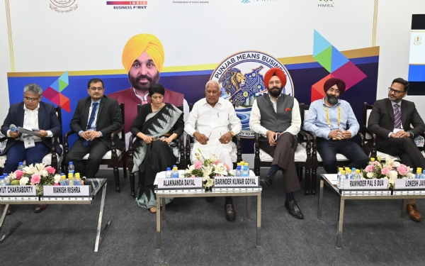 ਸੈਸ਼ਨ ਦੌਰਾਨ ਕੈਬਨਿਟ ਮੰਤਰੀ ਬਰਿੰਦਰ ਗੋਇਲ ਅਤੇ ਹੋਰ ਪਤਵੰਤੇ। ਸੈਸ਼ਨ ਦੌਰਾਨ ਕੈਬਨਿਟ ਮੰਤਰੀ ਬਰਿੰਦਰ ਗੋਇਲ ਅਤੇ ਹੋਰ ਪਤਵੰਤੇ।