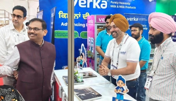 ਨਿਵੇਸ਼ ਸੰਮੇਲਨ ਦੌਰਾਨ ਵੇਰਕਾ ਦੇ ਪ੍ਰੋਡਕਟ ਦੇਖਦੇ ਡੈਲੀਗੇਟ