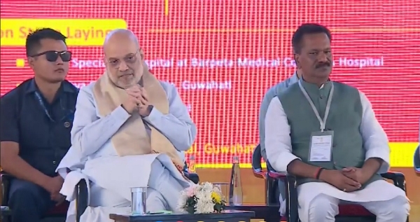 ਗੁਹਾਟੀ: ਸਿਹਤ ਸੇਵਾਵਾਂ ਦੇ ਉਦਘਾਟਨ ਅਤੇ ਨੀਂਹ ਪੱਥਰ ਰੱਖਣ ਲਈ ਆਯੋਜਿਤ ਸਮਾਰੋਹ ਵਿੱਚ ਕੇਂਦਰੀ ਮੰਤਰੀ ਅਮਿਤ ਸ਼ਾਹ ਅਤੇ ਹੋਰ ਮੌਜੂਦ।