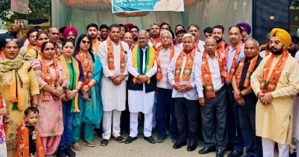 ਗੱਲਬਾਤ ਕਰਦੇ ਹੋਏ ਸੰਦੀਪ ਅਗਰਵਾਲ ਅਤੇ ਹੋਰ।