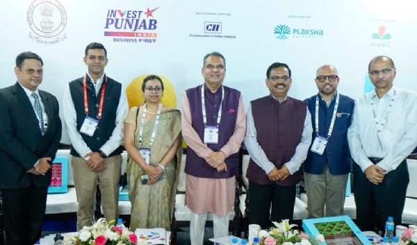 ਸੈਸ਼ਨ ਦੌਰਾਨ ਮੰਤਰੀ ਸੰਜੀਵ ਅਰੋੜਾ ਅਤੇ ਹੋਰ ਪਤਵੰਤੇ।