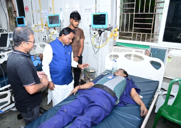 ਮੁੱਖ ਮੰਤਰੀ ਮੋਹਨ ਚਰਨ ਮਾਝੀ ਐਸਸੀਬੀ ਮੈਡੀਕਲ ਕਾਲਜ ਦਾ ਦੌਰਾ ਕਰਕੇ ਪੀੜਤਾਂ ਨੂੰ ਮਿਲਦੇ ਹੋਏ।