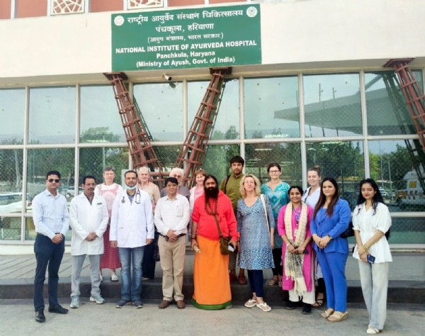 ਰਾਸ਼ਟਰੀ ਆਯੂਰਵੇਦ ਸੰਸਥਾਨ ਦਾ ਦੌਰਾ ਕਰਨ ਸਮੇਂ ਸਵੀਡਨ ਦਾ ਵਫ਼ਦ