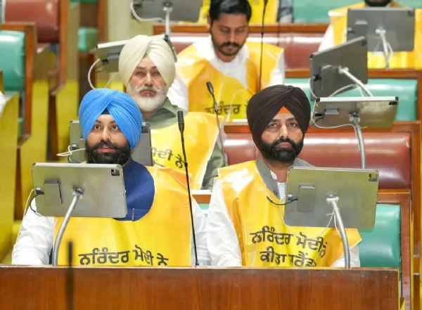 ਪੀਲੇ ਚੋਗੇ ਪਾਈ ਬੈਠੇ ਮੰਤਰੀ