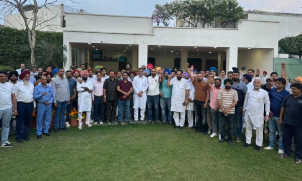 ਜ਼ੀਰਕਪੁਰ ਵਿੱਚ ਪੰਜਾਬ ਬਚਾਓ ਯਾਤਰਾ ਸਬੰਧੀ ਪਾਰਟੀ ਵਰਕਰਾਂ ਦੀ ਮੀਟਿੰਗ ਸਮੇਂ ਐਨ.ਕੇ. ਸ਼ਰਮਾ