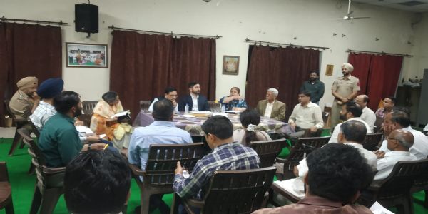 ਨਵਰਾਤਰੇ ਤੇ ਦੁਰਗਾ ਅਸ਼ਟਮੀ ਮਨਾਉਣ ਸਬੰਧੀ ਡੀਸੀ ਵੱਲੋਂ ਸ੍ਰੀ ਕਾਲੀ ਦੇਵੀ ਮੰਦਰ ਵਿਖੇ ਤਿਆਰੀਆਂ ਦਾ ਜਾਇਜ਼ਾ