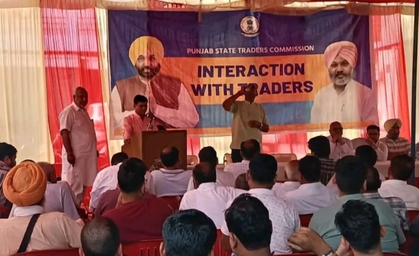 ਵਪਾਰੀਆਂ ਦੀਆਂ ਸਮੱਸਿਆਵਾਂ ਸੁਣਦੇ ਹੋਏ ਚੇਅਰਮੈਨ ਵਪਾਰੀਆਂ ਦੀਆਂ ਸਮੱਸਿਆਵਾਂ ਸੁਣਦੇ ਹੋਏ ਚੇਅਰਮੈਨ