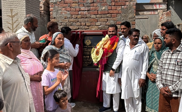 ਸੜਕ ਬਣਾਉਣ ਦੇ ਕੰਮ ਦਾ ਨੀਂਹ ਪੱਥਰ ਰੱਖਣੇ ਵਿਧਾਇਕ ਨਰਿੰਦਰਪਾਲ ਸਵਨਾ।