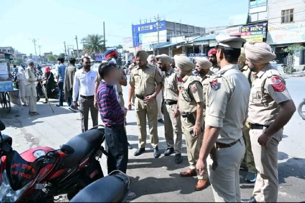 ਚੈਕਿੰਗ ਕਰਦੇ ਹੋਏ ਪੁਲਿਸ ਅਧਿਕਾਰੀ ਅਤੇ ਮੁਲਾਜ਼ਮ