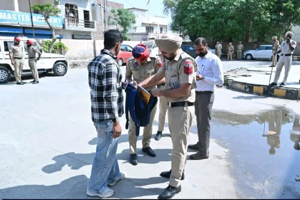 ਚੈਕਿੰਗ ਕਰਦੇ ਹੋਏ ਪੁਲਿਸ ਅਧਿਕਾਰੀ ਅਤੇ ਮੁਲਾਜ਼ਮ