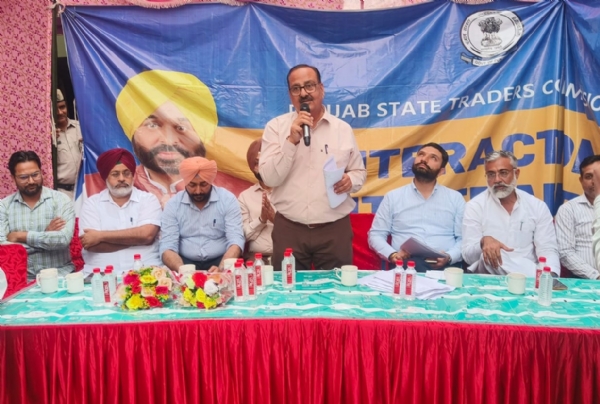 ਮੀਟਿੰਗ ’ਚ ਹਾਜ਼ਰ ਅਧਿਕਾਰੀ ਅਤੇ ਵਪਾਰੀ।