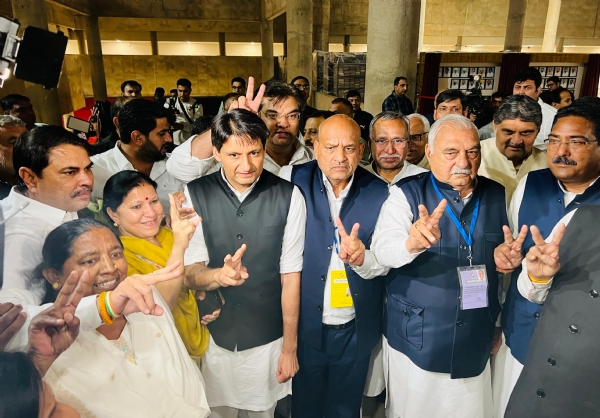 ਸੋਮਵਾਰ ਨੂੰ ਵੋਟ ਪਾਉਣ ਤੋਂ ਬਾਅਦ ਮੰਗਲਵਾਰ ਸਵੇਰੇ 3 ਵਜੇ ਗਿਣਤੀ ਕੇਂਦਰ ਤੋਂ ਬਾਹਰ ਆਉਂਦੇ ਹੋਏ ਭੂਪੇਂਦਰ ਹੁੱਡਾ ਅਤੇ ਕਰਮਵੀਰ ਬੋਧ।