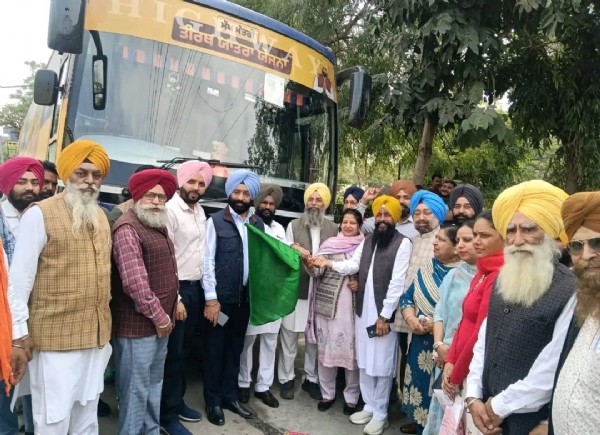 ਮੁੱਖ ਮੰਤਰੀ ਤੀਰਥ ਯਾਤਰਾ ਯੋਜਨਾ ਤਹਿਤ ਸ਼ਰਧਾਲੂਆਂ ਦੀ ਬੱਸ ਨੂੰ ਰਵਾਨਾ ਕਰਦੇ ਹੋਏ ਰਾਜਬੀਰ ਸਿੰਘ ਸੰਧੂ,  ਭੁਪਿੰਦਰ ਸਿੰਘ ਖੇੜਾ, ਅੰਜੂ ਵਰਮਾ ਅਤੇ ਹੋਰ।