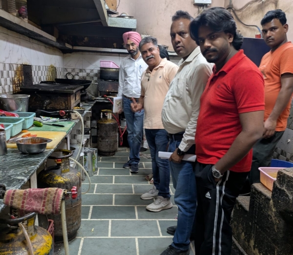 ਚੈਕਿੰਗ ਕਰਦੀ ਹੋਈ ਜ਼ਿਲਾ ਪ੍ਰਸਾਸ਼ਨ ਦੀ ਟੀਮ