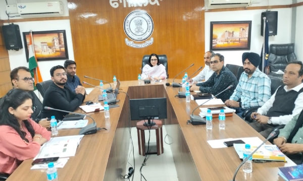 ਟ੍ਰੇਨਿੰਗ ਦੌਰਾਨ ਵਧੀਕ ਡਿਪਟੀ ਕਮਿਸ਼ਨਰ (ਜ) ਡਾ. ਮਨਦੀਪ ਕੌਰ ਜਾਣਕਾਰੀ ਦਿੰਦੇ ਹੋਏ।