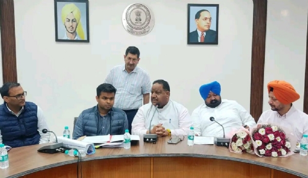 ਅਧਿਕਾਰੀਆਂ ਨਾਲ ਮੀਟਿੰਗ ਕਰਦੇ ਹੋਏ ਉਪ ਚੇਅਰਮੈਨ ਕੀਮਤੀ ਭਗਤ