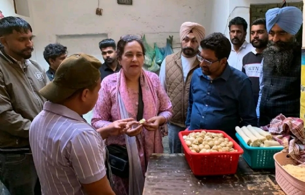 ਪੱਟੀ ਵਿਖੇ ਫਾਸਟ ਫੂਡ ਵਿਕਰੇਤਾਵਾਂ ਦੀ ਚੈਕਿੰਗ ਕਰਦੀ ਫੂਡ ਸੇਫਟੀ ਵਿੰਗ ਦੀ ਟੀਮ