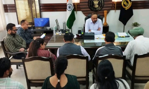 ਅਧਿਕਾਰੀਆਂ ਨਾਲ ਮੀਟਿੰਗ ਕਰਦੇ ਡਿਪਟੀ ਕਮਿਸ਼ਨਰ ਗੁਲਪ੍ਰੀਤ ਸਿੰਘ ਔਲਖ