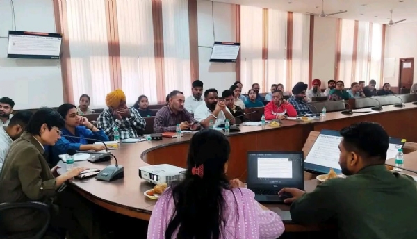 ਜਨਗਣਨਾ ਅਧਿਕਾਰੀਆਂ ਅਤੇ ਸਬੰਧਤ ਸਟਾਫ ਨਾਲ ਮੀਟਿੰਗ ਕਰਦੇ ਵਧੀਕ ਡਿਪਟੀ ਕਮਿਸ਼ਨਰ (ਜਨਰਲ) ਪੂਨਮ ਸਿੰਘ