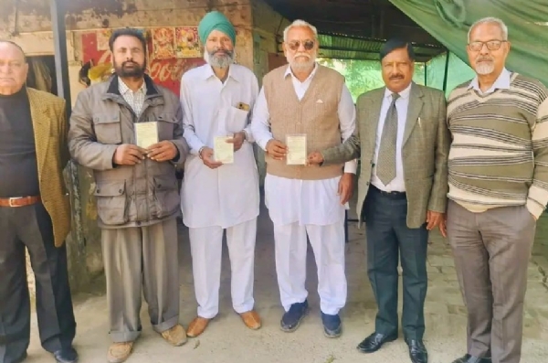 ਪ੍ਰਣ ਪੱਤਰ ਭਰਨ ਵਾਲਿਆਂ ਨੂੰ ਸਰਟੀਫਿਕੇਟ ਦੇ ਕੇ ਸਨਮਾਨਿਤ ਕਰਦੇ ਹੋਏ ਚੇਅਰਮੈਨ ਸੰਜੀਵ ਅਰੋੜਾ, ਜੇ. ਬੀ. ਬਹਿਲ, ਮਦਨ ਲਾਲ ਮਹਾਜਨ ਅਤੇ ਹੋਰ।