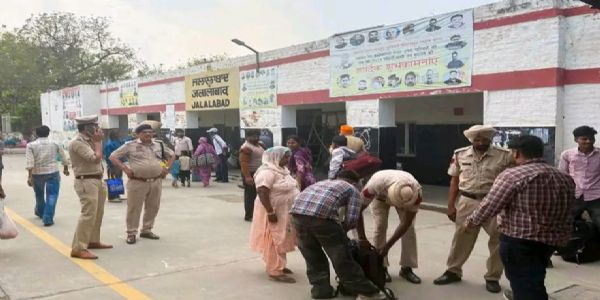 ਫਾਜ਼ਿਲਕਾ : ਜਲਾਲਾਬਾਦ ’ਚ ਪੁਲਿਸ ਨੇ ਰੇਲਵੇ ਸਟੇਸ਼ਨ ਅਤੇ ਟ੍ਰੇਨਾਂ ’ਚ ਚਲਾਇਆ ਤਲਾਸ਼ੀ ਅਭਿਆਨ