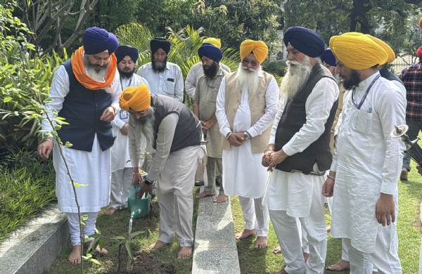 ਸ੍ਰੀ ਗੁਰੂ ਹਰਿਰਾਇ ਸਾਹਿਬ ਦੇ ਗੁਰਤਾਗੱਦੀ ਦਿਵਸ ’ਤੇ ਬੂਟੇ ਲਗਾਉਂਦੇ ਸ਼੍ਰੋਮਣੀ ਕਮੇਟੀ ਮੈਂਬਰ।