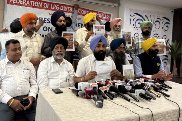 ਸੰਬੋਧਨ ਕਰਦੇ ਫੈਡਰੇਸ਼ਨ ਦੇ ਪ੍ਰਧਾਨ ਗੁਰਪਾਲ ਸਿੰਘ ਮਾਨ ਅਤੇ ਹੋਰ ਨੁਮਾਇੰਦੇ।