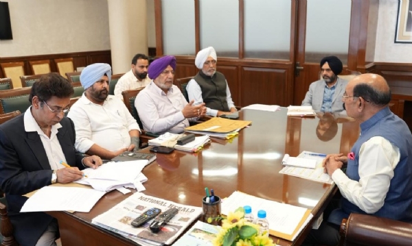 ਅਧਿਕਾਰੀਆਂ ਨਾਲ ਮੀਟਿੰਗ ਕਰਦੇ ਪੰਜਾਬ ਦੇ ਰੱਖਿਆ ਸੇਵਾਵਾਂ ਭਲਾਈ, ਆਜ਼ਾਦੀ ਘੁਲਾਟੀਏ ਅਤੇ ਬਾਗਬਾਨੀ ਮੰਤਰੀ ਮੋਹਿੰਦਰ ਭਗਤ