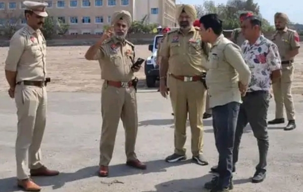 ਜਲਾਲਾਬਾਦ ਦੀ ਅਨਾਜ ਮੰਡੀ ਵਿੱਚ ਸੀਐਮ ਦੀ ਰੈਲੀ ਸਬੰਧੀ ਪ੍ਰਬੰਧਾਂ ਦਾ ਨਿਰੀਖਣ ਕਰਦੇ ਪੁਲਿਸ ਅਫ਼ਸਰ।