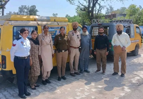 ਸਕੂਲ ਬੱਸਾਂ ਦੀ ਚੈਕਿੰਗ ਸਮੇਂ ਟ੍ਰੈਫਿਕ ਪੁਲਿਸ ਦੀ ਟੀਮ ।