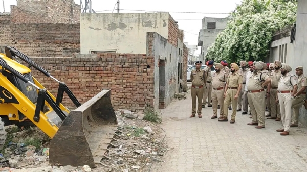 ਪੁਲਿਸ ਦੀ ਬੁਲਡੋਜ਼ਰ ਕਾਰਵਾਈ ਦਾ ਦ੍ਰਿਸ਼