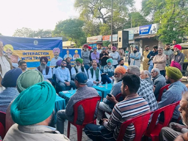 ਵਪਾਰੀਆਂ ਦੀਆਂ ਸਮੱਸਿਆਵਾਂ ਦੇ ਹੱਲ ਲਈ ਮੀਟਿੰਗ ਦੌਰਾਨ ਚੇਅਰਮੈਨ ਨਰੇਸ਼ ਸਿੰਗਲਾ, ਵਿਧਾਇਕ ਗੂੁਰਦਿੱਤ ਸਿੰਘ ਸੇਖੋਂ ਅਤੇ ਵਪਾਰੀ