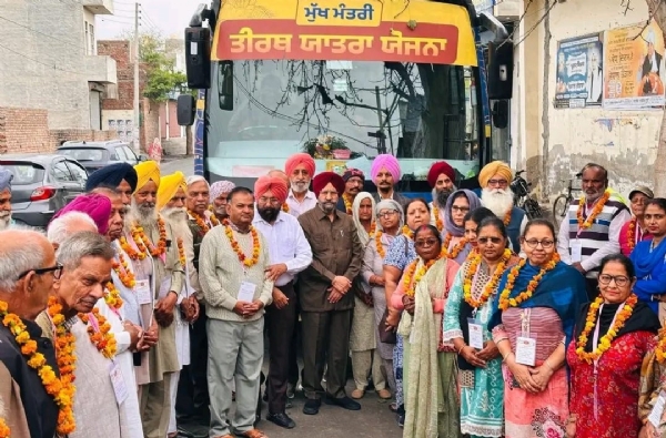 ਮੁੱਖ ਮੰਤਰੀ ਤੀਰਥ ਯਾਤਰਾ ਯੋਜਨਾ ਤਹਿਤ ਯਾਤਰਾ ਲਈ ਰਵਾਨਾ ਹੋਣ ਸਮੇਂ ਸ਼ਰਧਾਲੂ