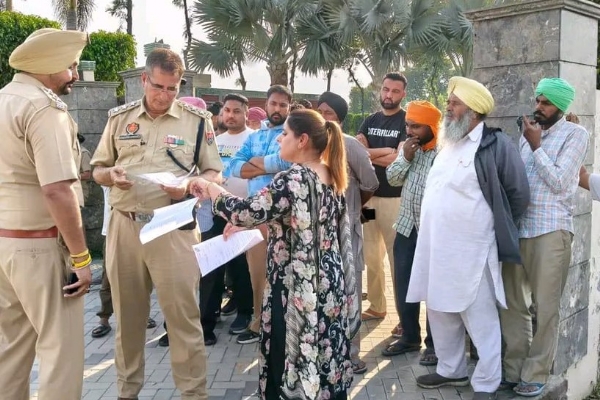 ਨਸ਼ਾ ਤਸਕਰ ਦੇ ਘਰ ਦੀ ਪੈਮਾਇਸ਼ ਕਰਨ ਪਹੁੰਚੀ ਟੀਮ।