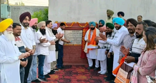 ਸੜਕ ਨਿਰਮਾਣ ਕਾਰਜਾਂ ਦੀ ਸ਼ੁਰੂਆਤ ਕਰਵਾਉਂਦੇ ਕੈਬਨਿਟ ਮੰਤਰੀ ਹਰਦੀਪ ਸਿੰਘ ਮੁੰਡੀਆਂ