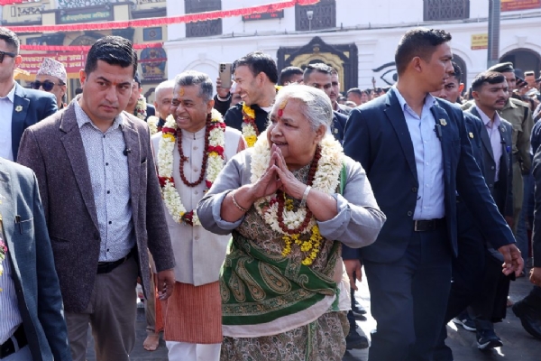 ਪ੍ਰਧਾਨ ਮੰਤਰੀ ਸੁਸ਼ੀਲਾ ਕਾਰਕੀ ਪਸ਼ੂਪਤੀਨਾਥ ਮੰਦਰ ਵਿੱਚ ਪੂਜਾ ਅਰਚਨਾ ਕਰਨ ਤੋਂ ਬਾਅਦ।