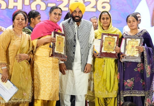 ਔਰਤਾਂ ਦਾ ਸਨਮਾਨ ਕਰਦੇ ਮੁੱਖ ਮੰਤਰੀ ਭਗਵੰਤ ਮਾਨ