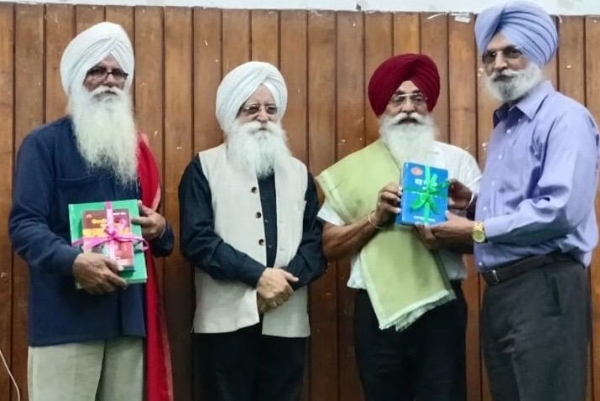 ਡਾਇਰੈਕਟਰ ਭਾਸ਼ਾ ਵਿਭਾਗ ਪੰਜਾਬ ਜਸਵੰਤ ਸਿੰਘ ਜ਼ਫ਼ਰ ਤੇ ਡਾ. ਅਮਰਜੀਤ ਸਿੰਘ ਗਰੇਵਾਲ ਸਾਹਿਤਕ ਬੈਠਕ ਦੌਰਾਨ ਕਵੀ ਭਾਸ਼ੋ ਤੇ ਬਲਵਿੰਦਰ ਸੰਧੂ ਨੂੰ ਸਨਮਾਨਿਤ ਕਰਦੇ ਹੋਏ।